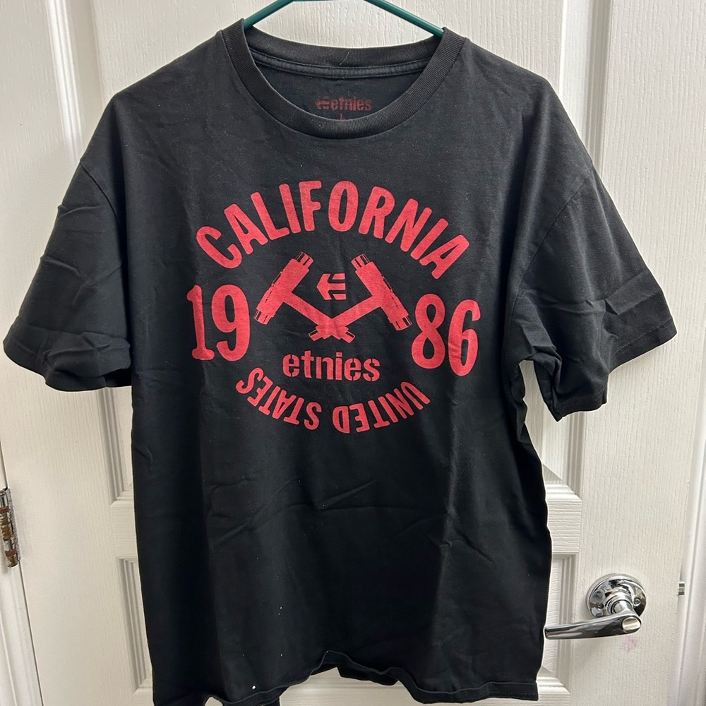 Etnies Black and Red Men's T-Shirt